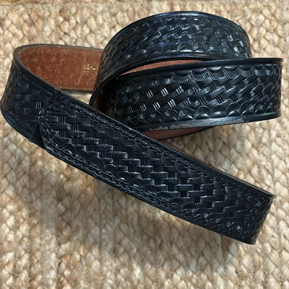 First Responder/ Police / Medics Black Leather Belt Excellent Condition Size 44